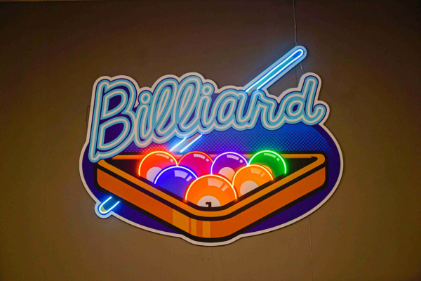 Kết hợp led neon trang trí quán bi a nổi bật