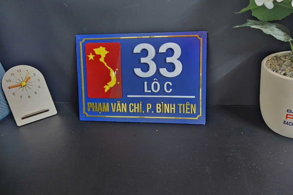 Kết hợp đa dạng chất liệu giúp biển trở nên độc đáo hơn