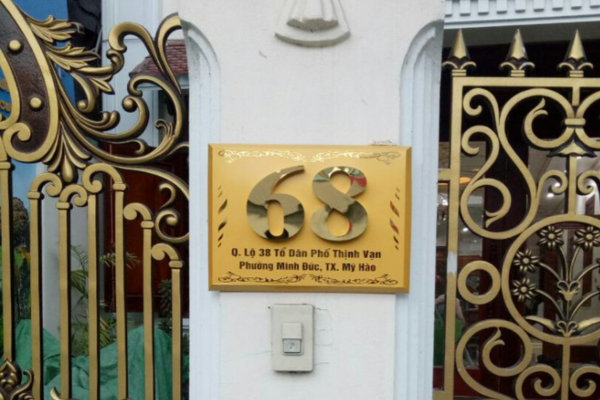 Treo biển số nhà đặt ngang tầm mắt