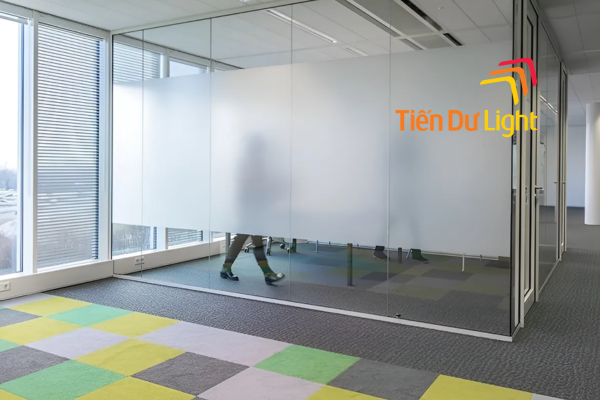 Decal dán kính tạo không gian làm việc chuyên nghiệp