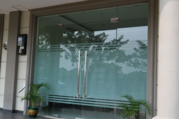 Decal dán kính cửa văn phòng