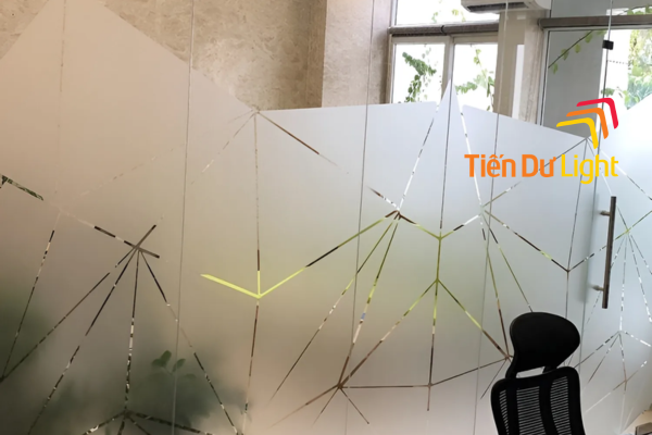Đơn vị thi công decal mờ dán kính văn phòng TPHCM uy tín, chất lượng