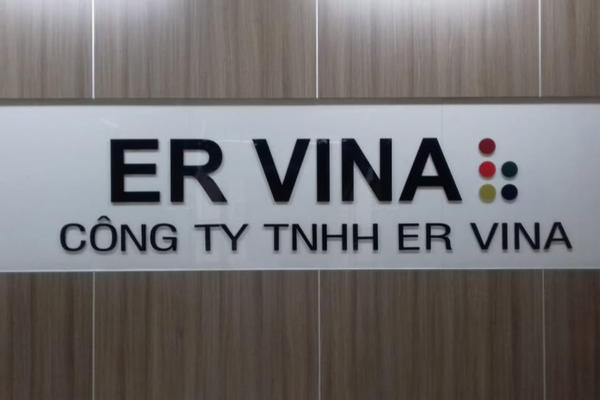 Sử dụng keo chuyên dụng để chữ gắn chắc chắn