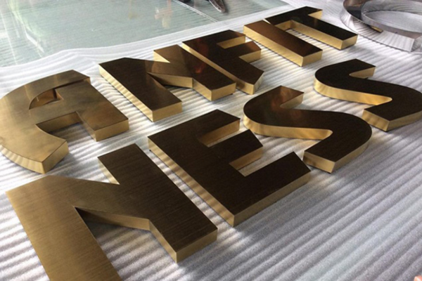 Chữ inox có đa dạng kiểu dáng thi công