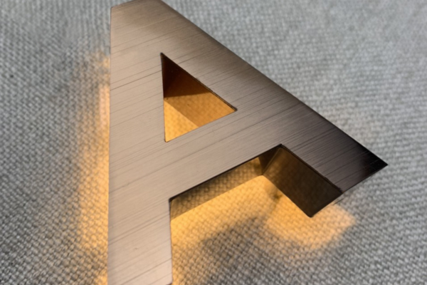 Kết hợp ánh sáng led hắt chân chữ hiện đại