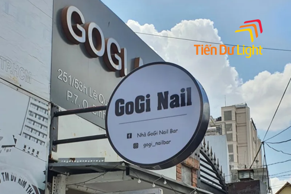 Hộp đèn treo vuông góc với mặt tiền tăng hiệu quả nhận diện