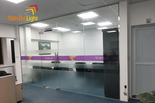 Chữ decal dán kính ngân hàng TPBank