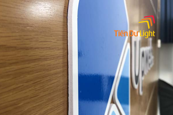 Logo nổi dán tường là gì?