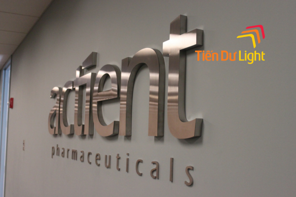 Mẫu logo mica gắn tường đẹp