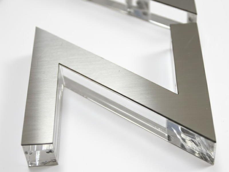 Chữ mica mặt kim loại