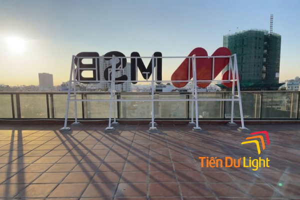 Raised lettering on the roof of MSB bank