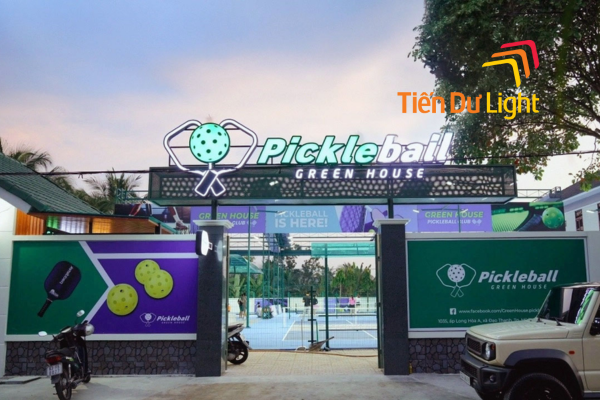 Biển bên ngoài sân Pickleball