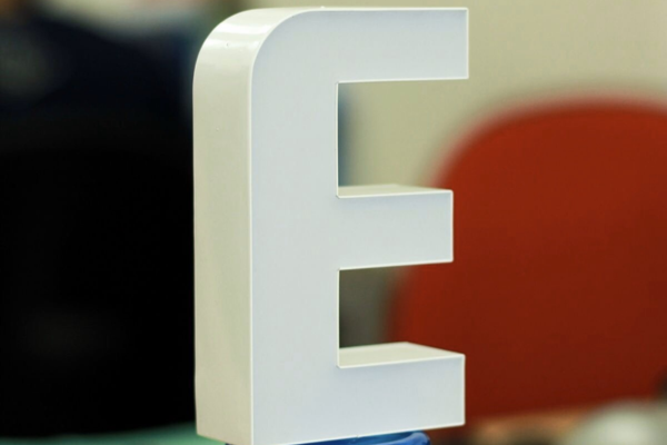 Chữ mica chân nhôm có cấu tạo nhẹ