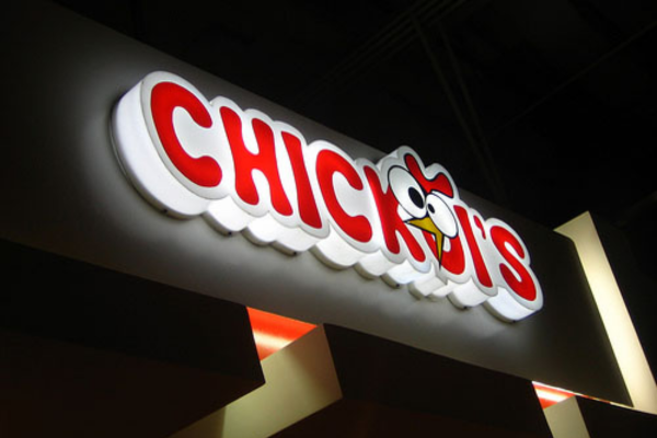 Chữ mica hộp đèn có cấu trúc hộp rỗng