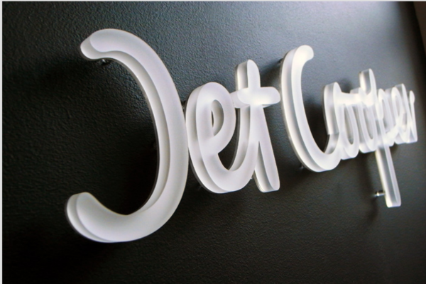 Ưu điểm chữ mica quảng cáo