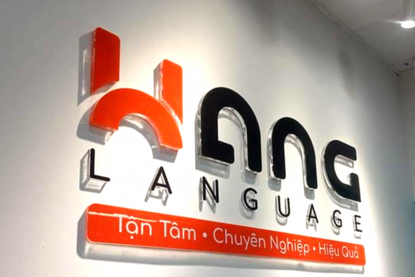 Chữ mica quảng cáo gắn tường