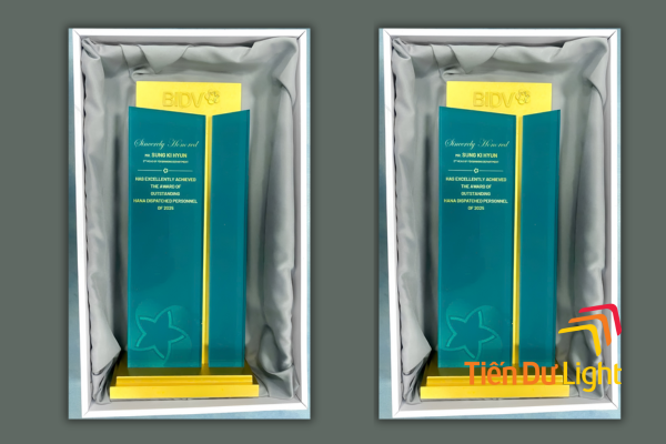 Cúp mica kết hợp logo thương hiệu