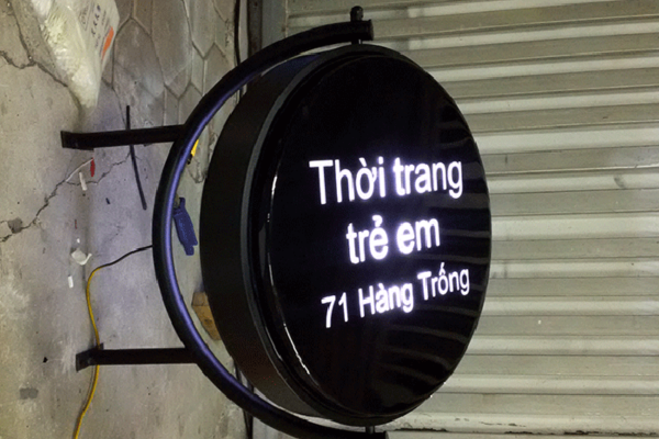 Lắp đặt trước mặt tiền cửa hàng thu hút hiệu quả