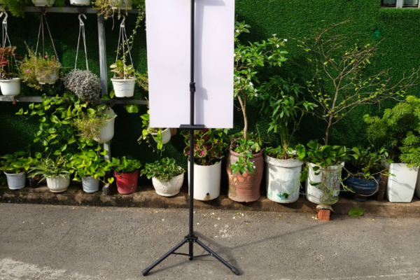 Standee chữ T là gì?