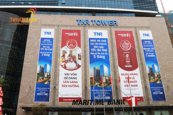 Visually appealing outdoor tarpaulin signage