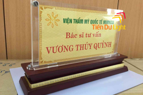 Biển chức danh mica đế gỗ đẹp