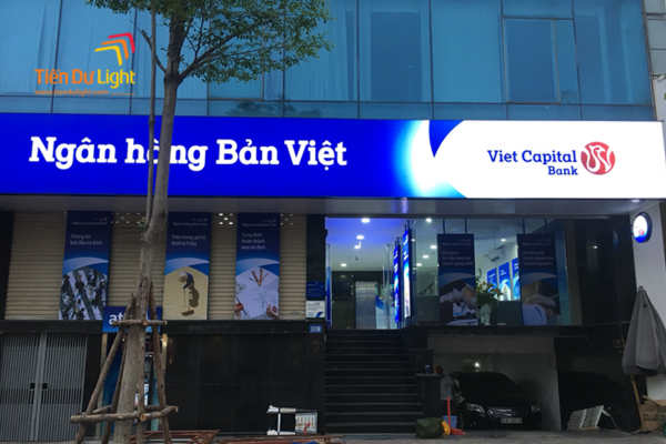 Biển quảng cáo có đèn chiếu sáng thương hiệu nổi bật