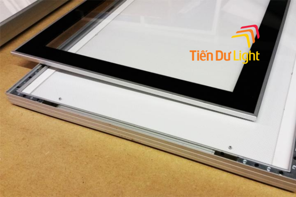 What is a magnetic snap light box?