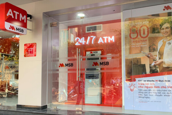 Logo dán kính thể hiện thương hiệu mạnh mẽ