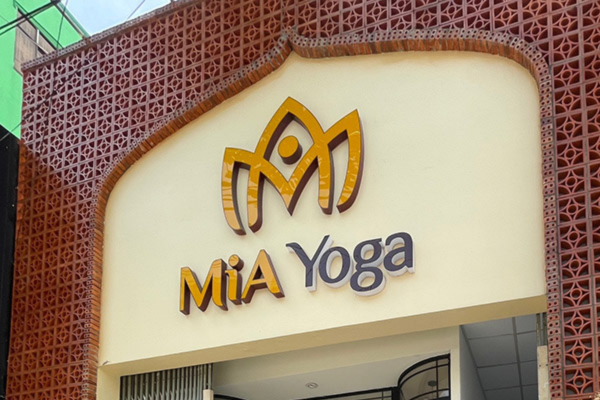 Biển quảng cáo yoga là gì?